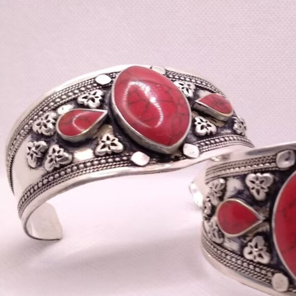 Single Coral Stone Cuff Bracelet: Vintage Afghan Kuchi Boho Jewelry - Picture 4 of 5